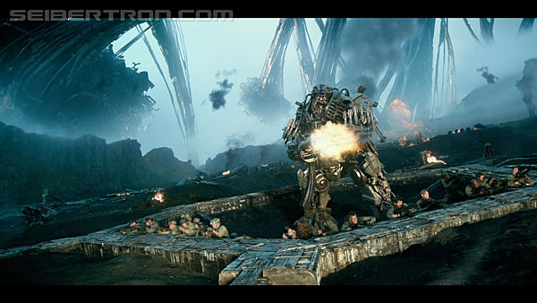 last-knight-international-trailer-170517-0807.jpg