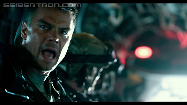 last-knight-international-trailer-170517-0904.jpg