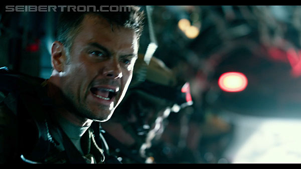 last-knight-international-trailer-170517-0906.jpg