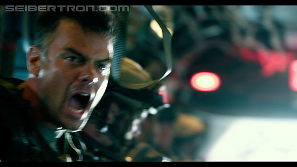 last-knight-international-trailer-170517-0907.jpg
