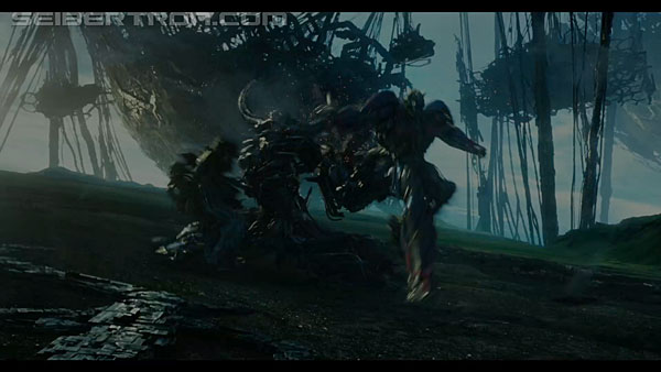last-knight-international-trailer-170517-0929.jpg
