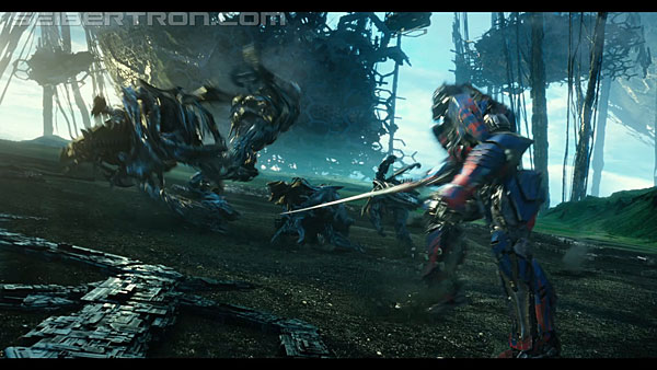 last-knight-international-trailer-170517-0931.jpg
