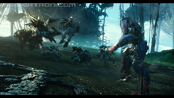 last-knight-international-trailer-170517-0932.jpg