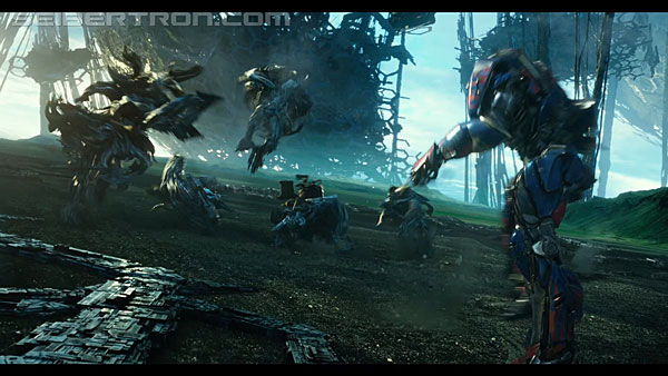 last-knight-international-trailer-170517-0933.jpg