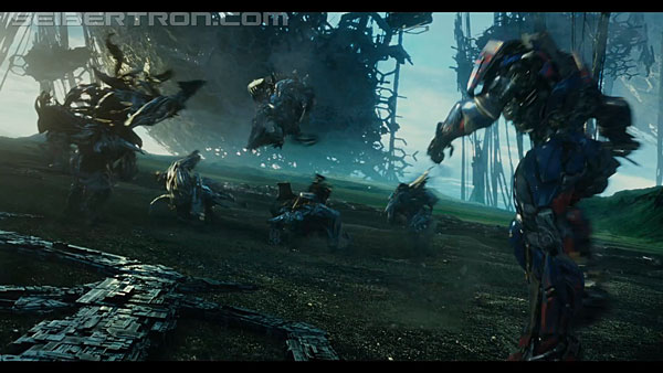 last-knight-international-trailer-170517-0934.jpg