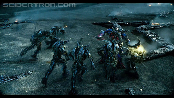 last-knight-international-trailer-170517-0939.jpg
