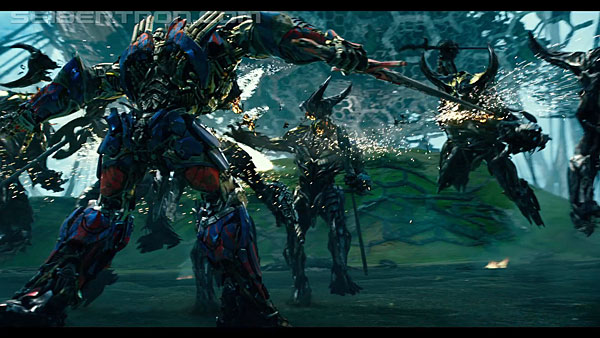 last-knight-international-trailer-170517-0943.jpg