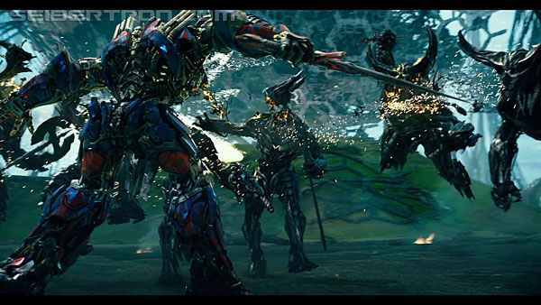 last-knight-international-trailer-170517-0944.jpg