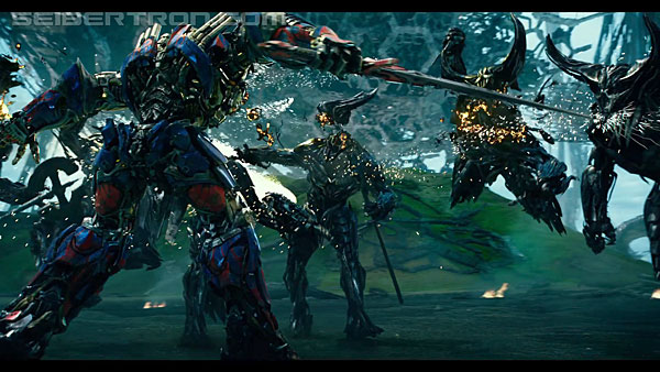 last-knight-international-trailer-170517-0945.jpg
