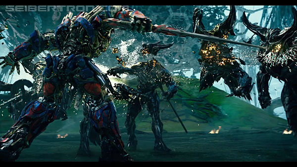 last-knight-international-trailer-170517-0946.jpg