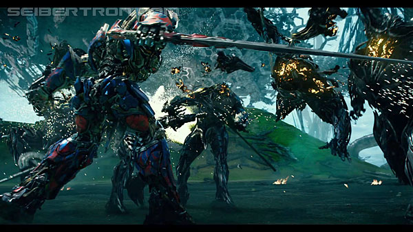 last-knight-international-trailer-170517-0949.jpg