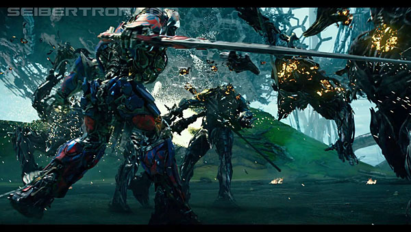 last-knight-international-trailer-170517-0950.jpg