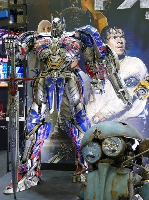 Transformers News: Transformers: The Last Knight at Tokyo Comic Con 2017 - Gold Optimus Prime, Dioramas & More