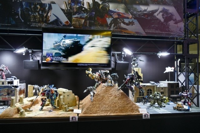 Transformers News: Transformers: The Last Knight at Tokyo Comic Con 2017 - Gold Optimus Prime, Dioramas & More