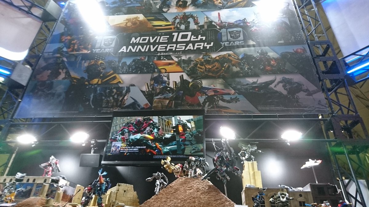 Transformers News: Transformers: The Last Knight at Tokyo Comic Con 2017 - Gold Optimus Prime, Dioramas & More