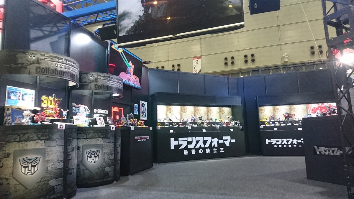 Transformers News: Transformers: The Last Knight at Tokyo Comic Con 2017 - Gold Optimus Prime, Dioramas & More