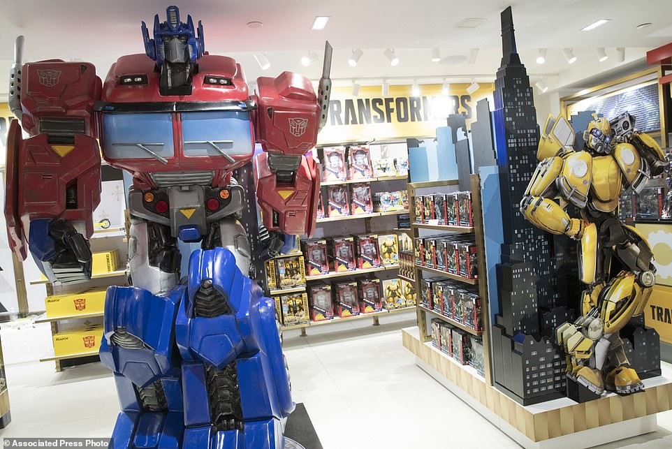 Transformers News: Large Transformers Display with Interactive Optimus Prime at new FAO Schwartz