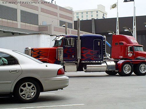Transformers News: BotCon News: OPTIMUS PRIME ARRIVES! Optimus Prime at BotCon 2007