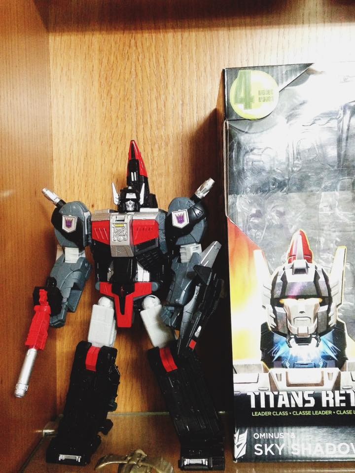 Transformers News: In-Hand Images of Transformers Titans Return Leader Skyshadow