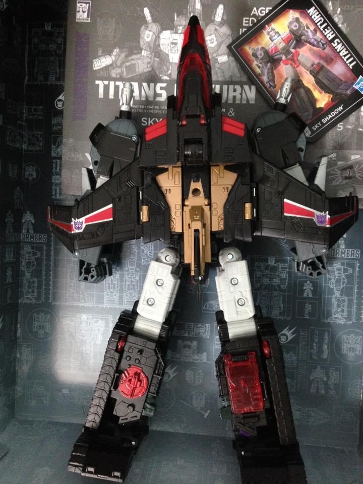 Transformers News: In-Hand Images of Transformers Titans Return Leader Skyshadow