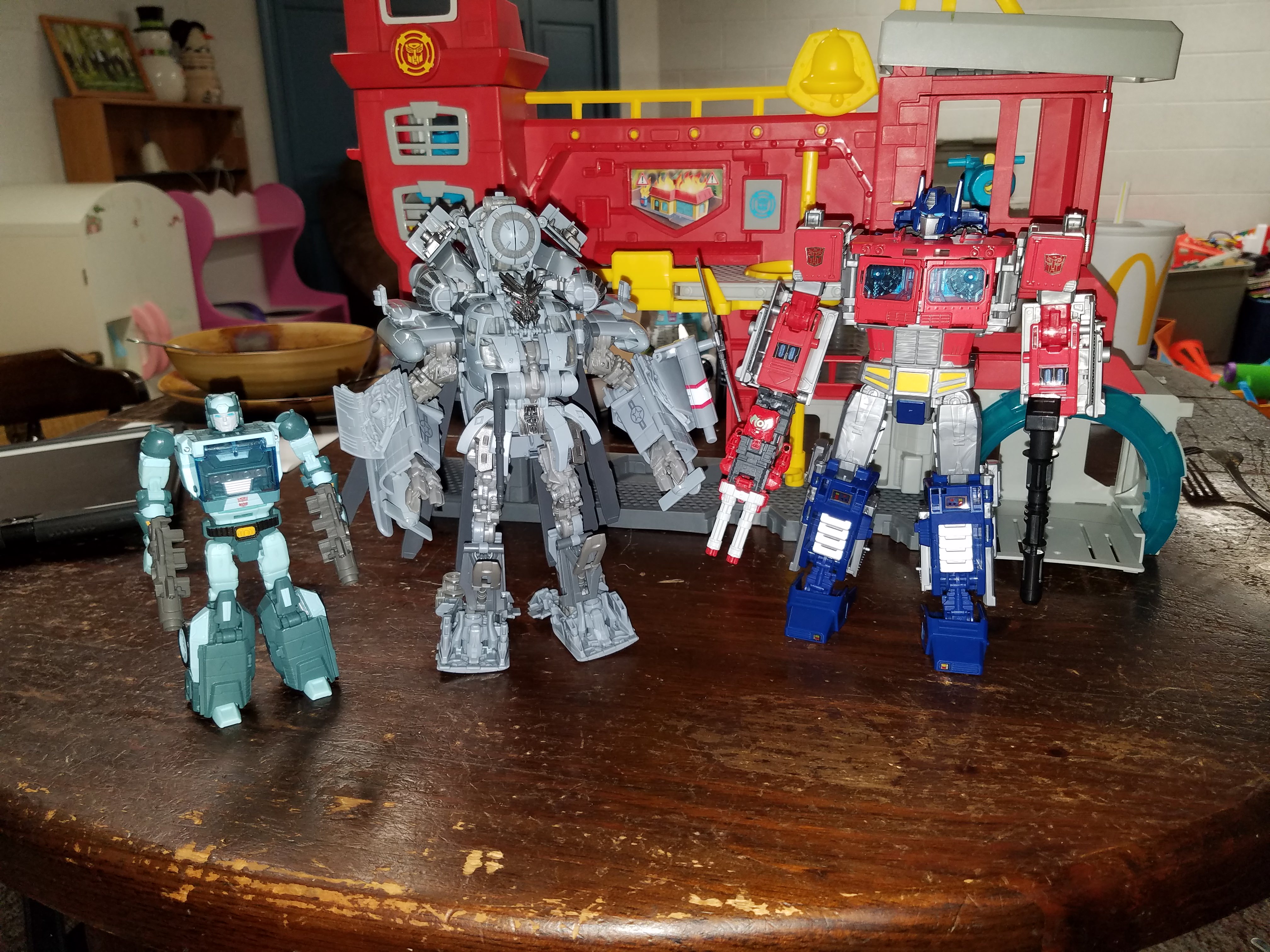 Pictorial Review of Transformers Studio Series Leader Blackout