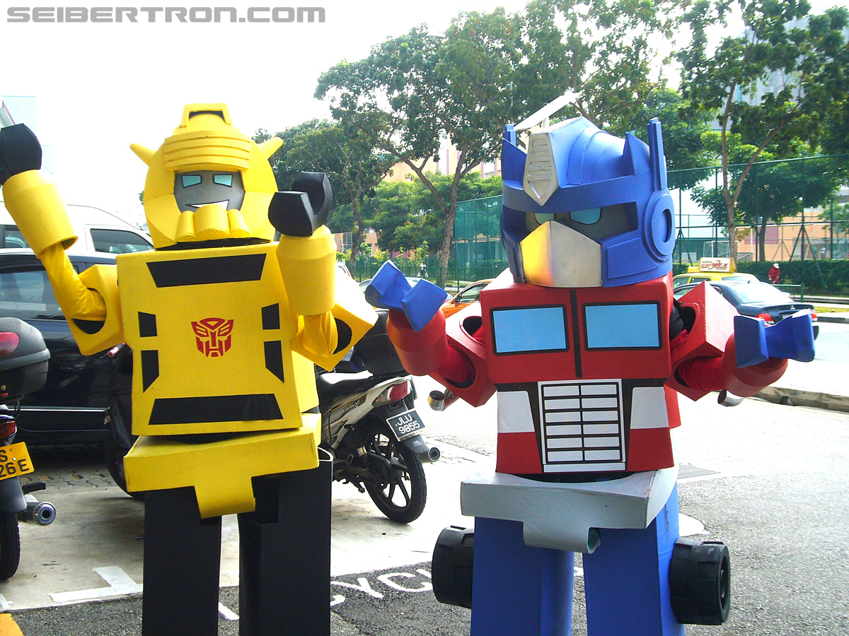 Optimus Prime & Bumblebee In Singapore To Promote Cybertroncon