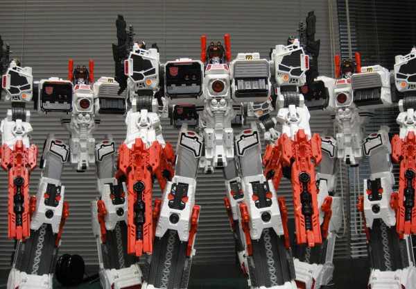First Look at Takara Tomy Titan Class Metroplex