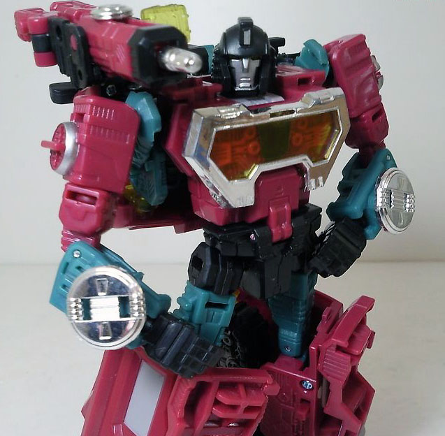 More Images of Hasbro's Deluxe, Reveal the Shield Perceptor