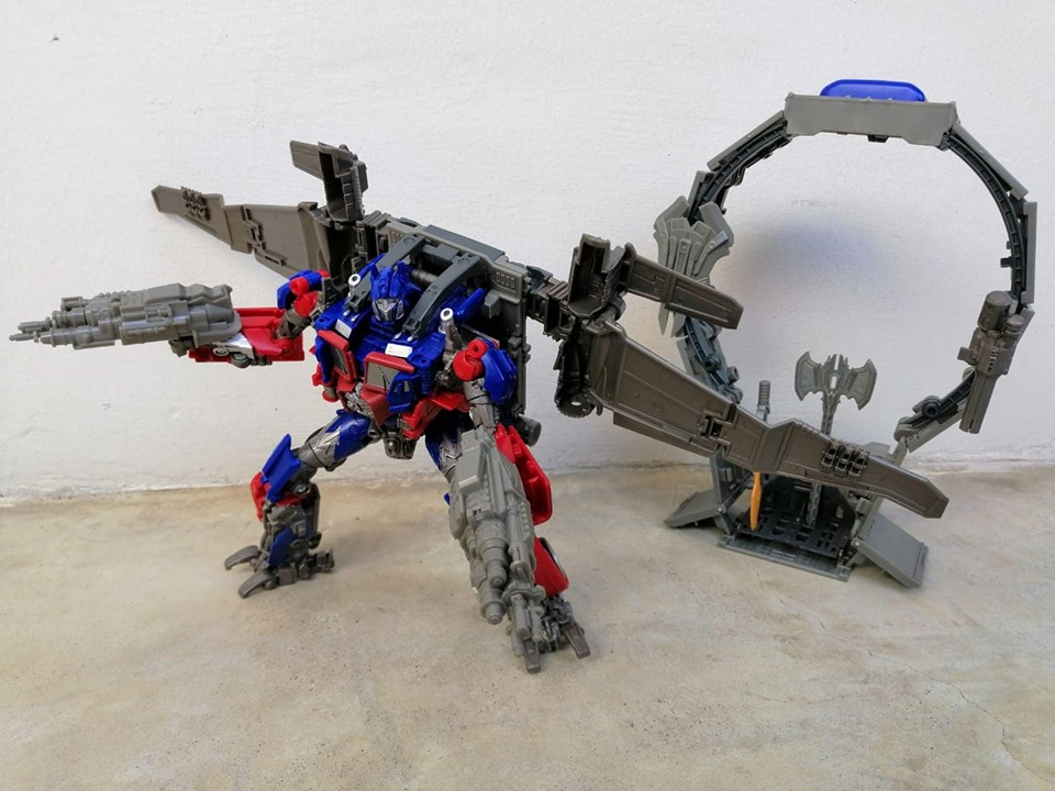 In Hand Images of Transformers Studio Series DOTM Optimus Prime And Car Mode Dropkick