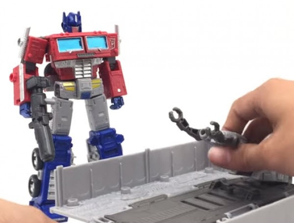 Review of Earthrise Optimus Prime Shows Blue Hands and More Changes