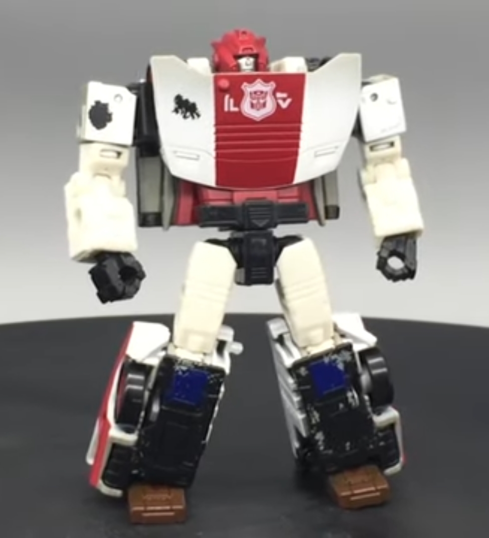 NETFLIX Transformers War for Cybertron Trilogy Red Alert Video Review