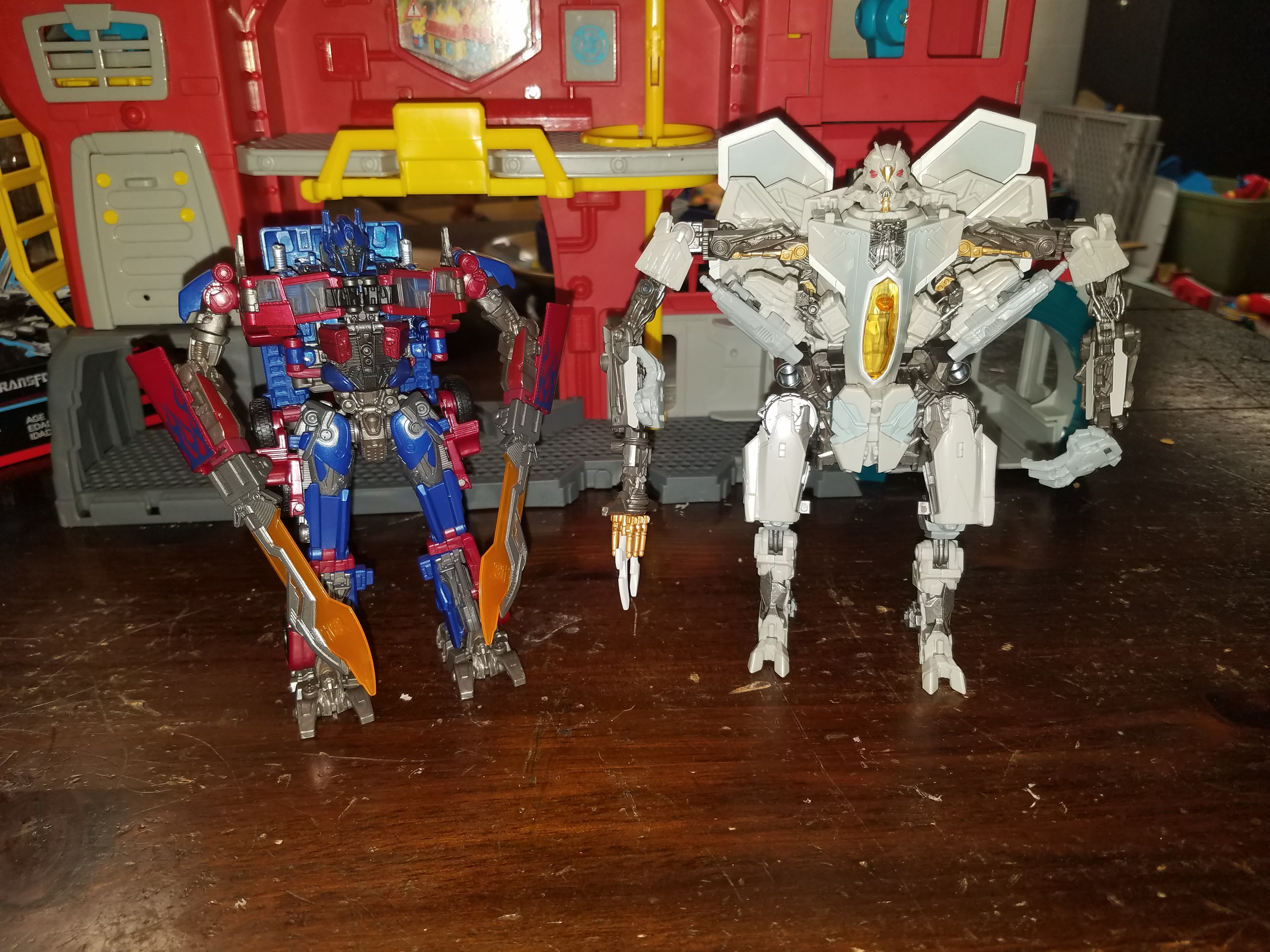 Pictorial Reviews for Transformers Studio Series Starscream and Optimus Prime
