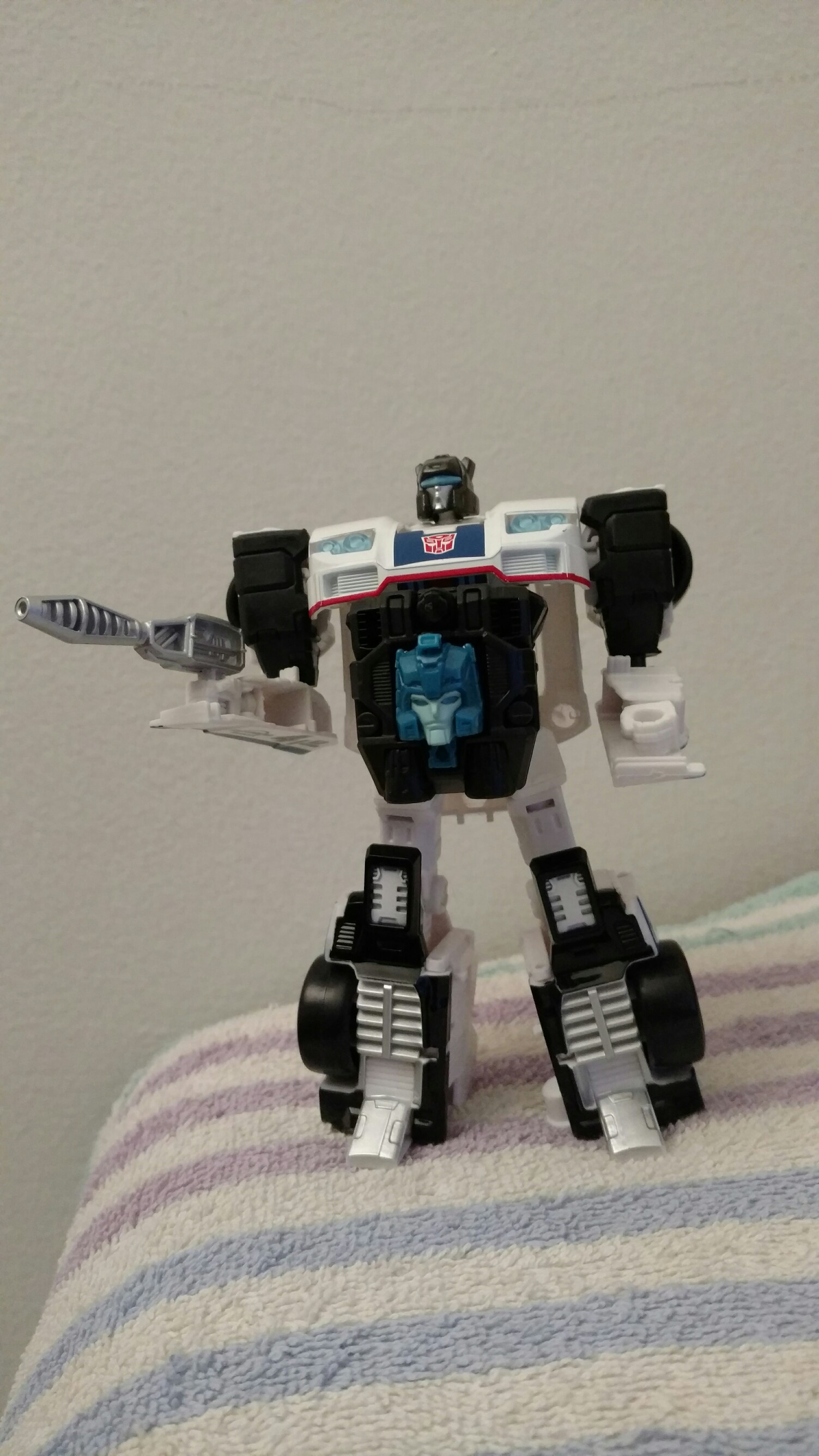 In Hand Images of Deluxe Autobot Jazz from Transformers Power of the Primes