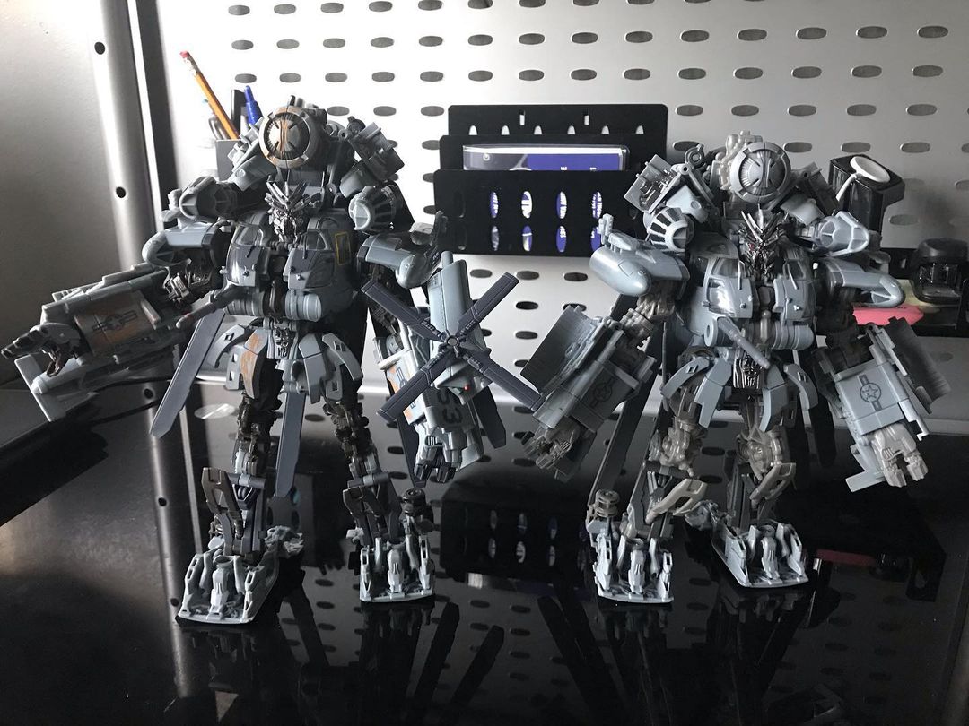 In Hand Images of Transformers Studio Series Grindor and Ravage with Blackout Comparison