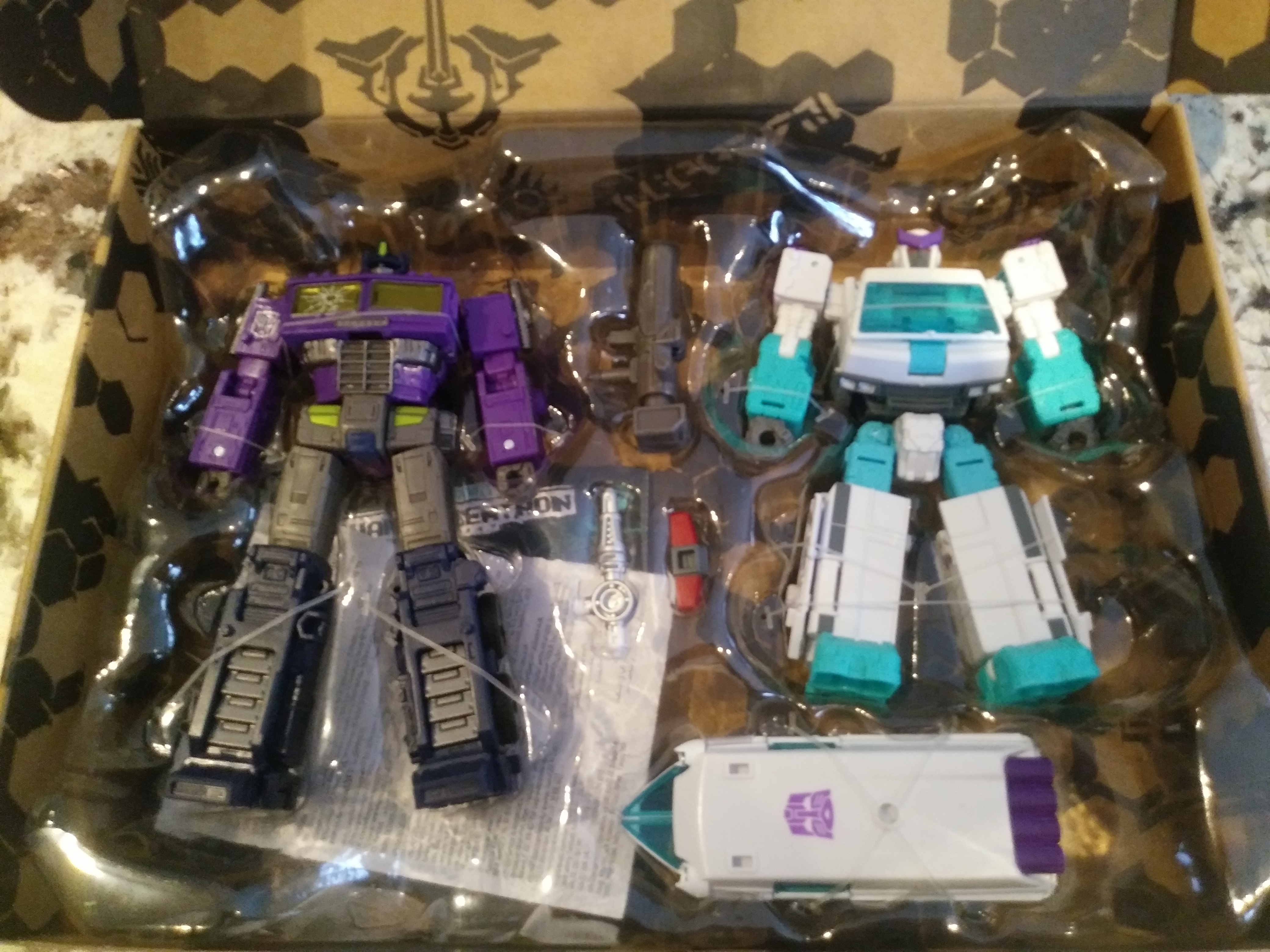 Canadian TF Sightings: Origins Bumblebee at Toysrus and Shattered Glass Optimus + Ratchet at Winners