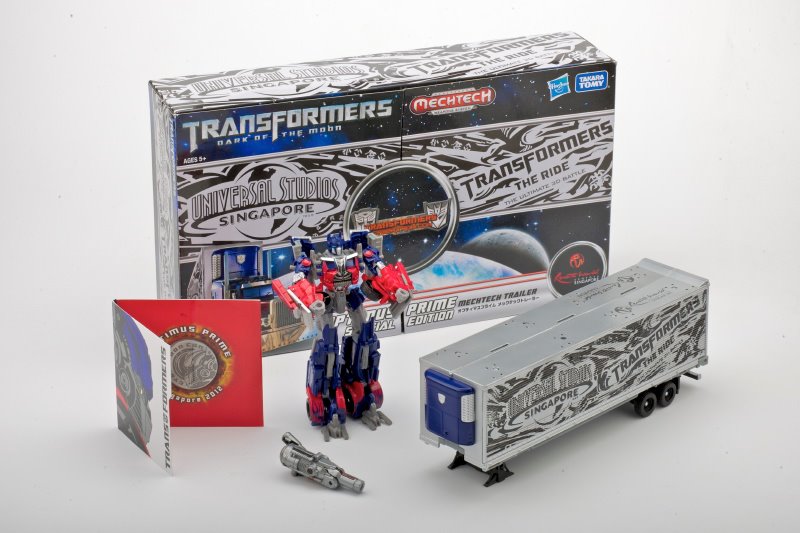 2012 Transformers CybertronCon Exclusive - Universal Studio Optimus Prime Special Edition New Images