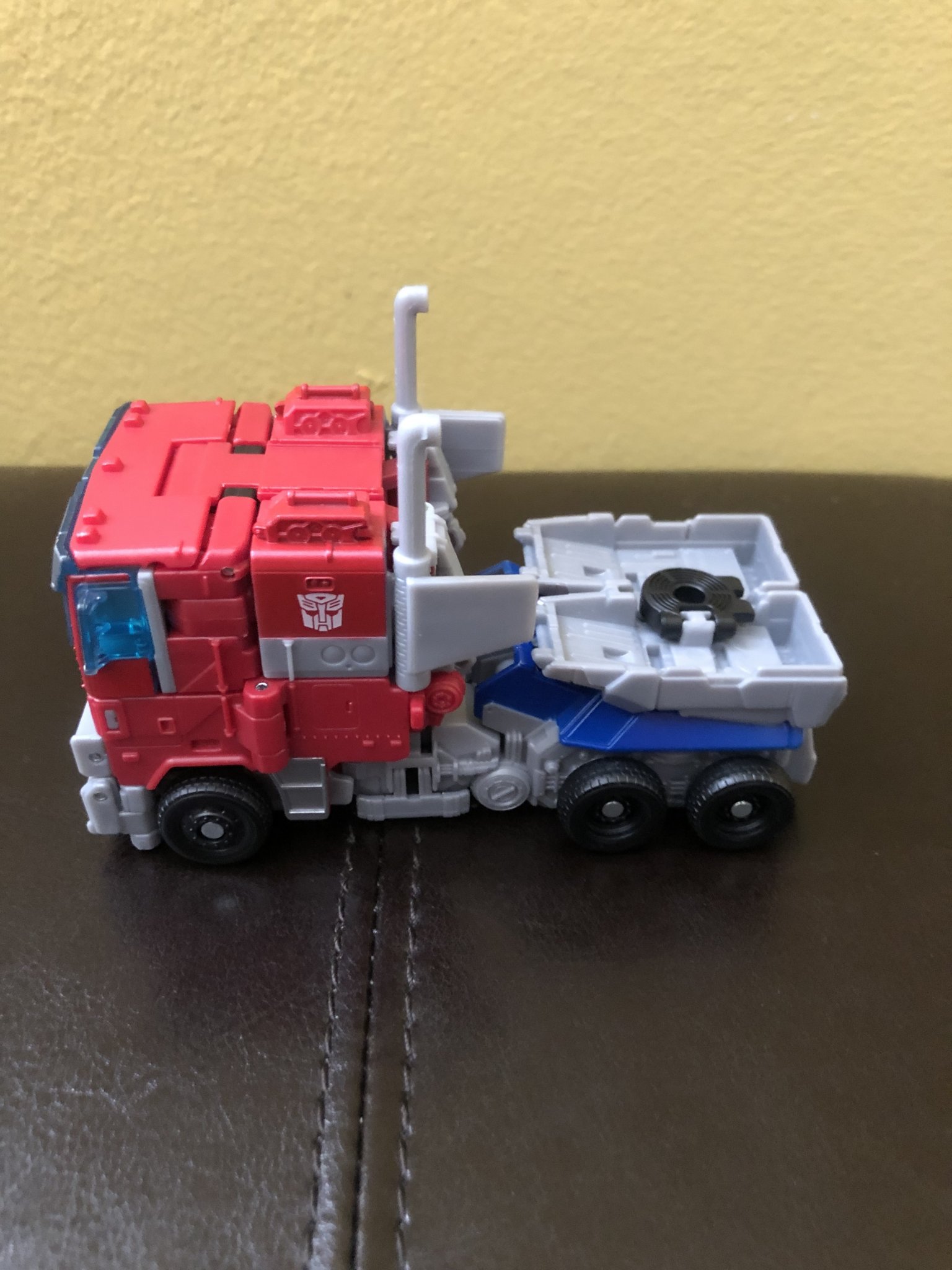 Pictorial Review of ROTB Voyager Optimus Prime