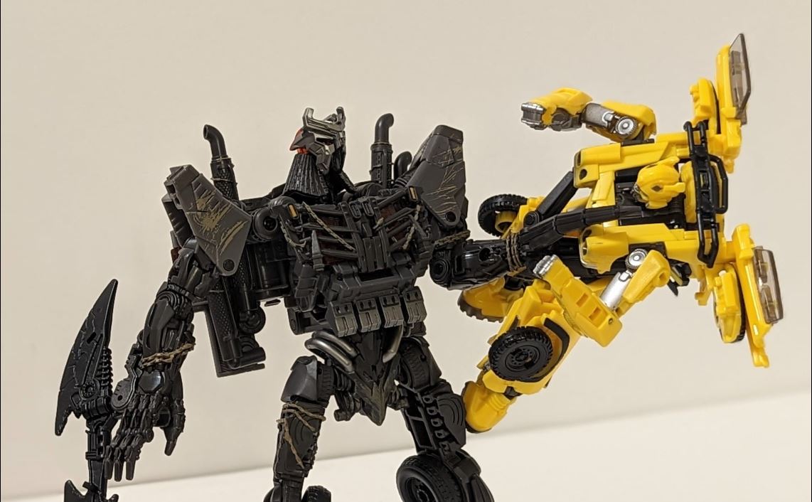 More Images of Studio Series Leader Class ROTB Scourge Showing Size Comparisons