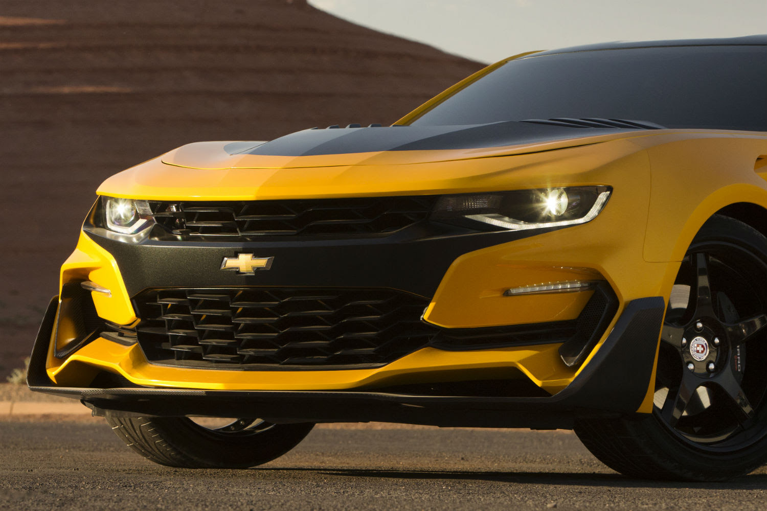 New Transformers: The Last Knight footage, Bumblebee stunt shown