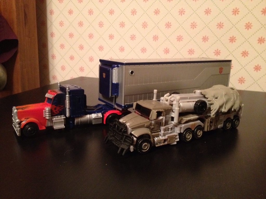 Transformers Movie Trilogy Series Deluxe Optimus Prime with Trailer In-Hand Images