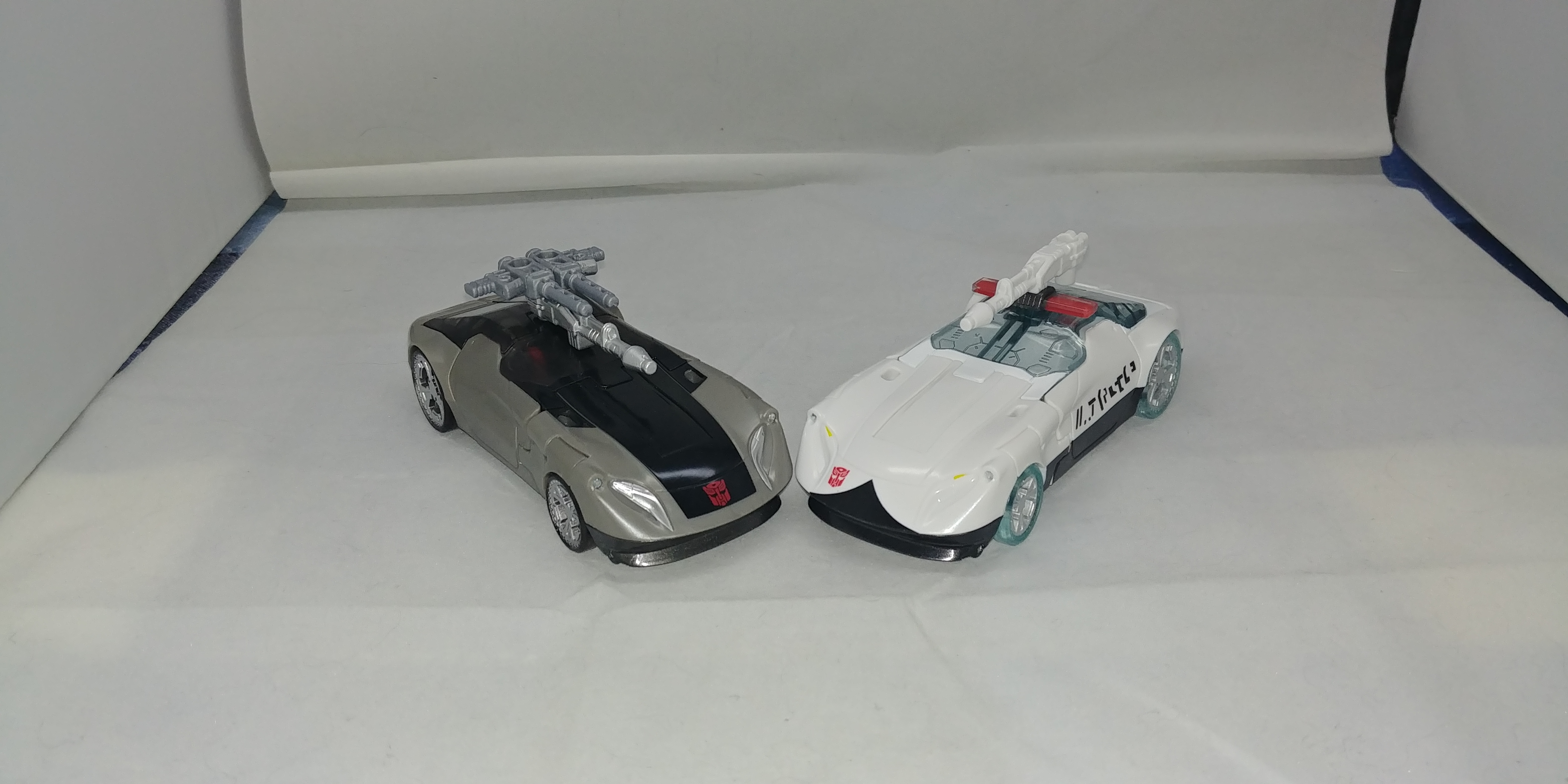 Video Review of Transformers War for Cybertron Siege 35th Anniversary Bluestreak