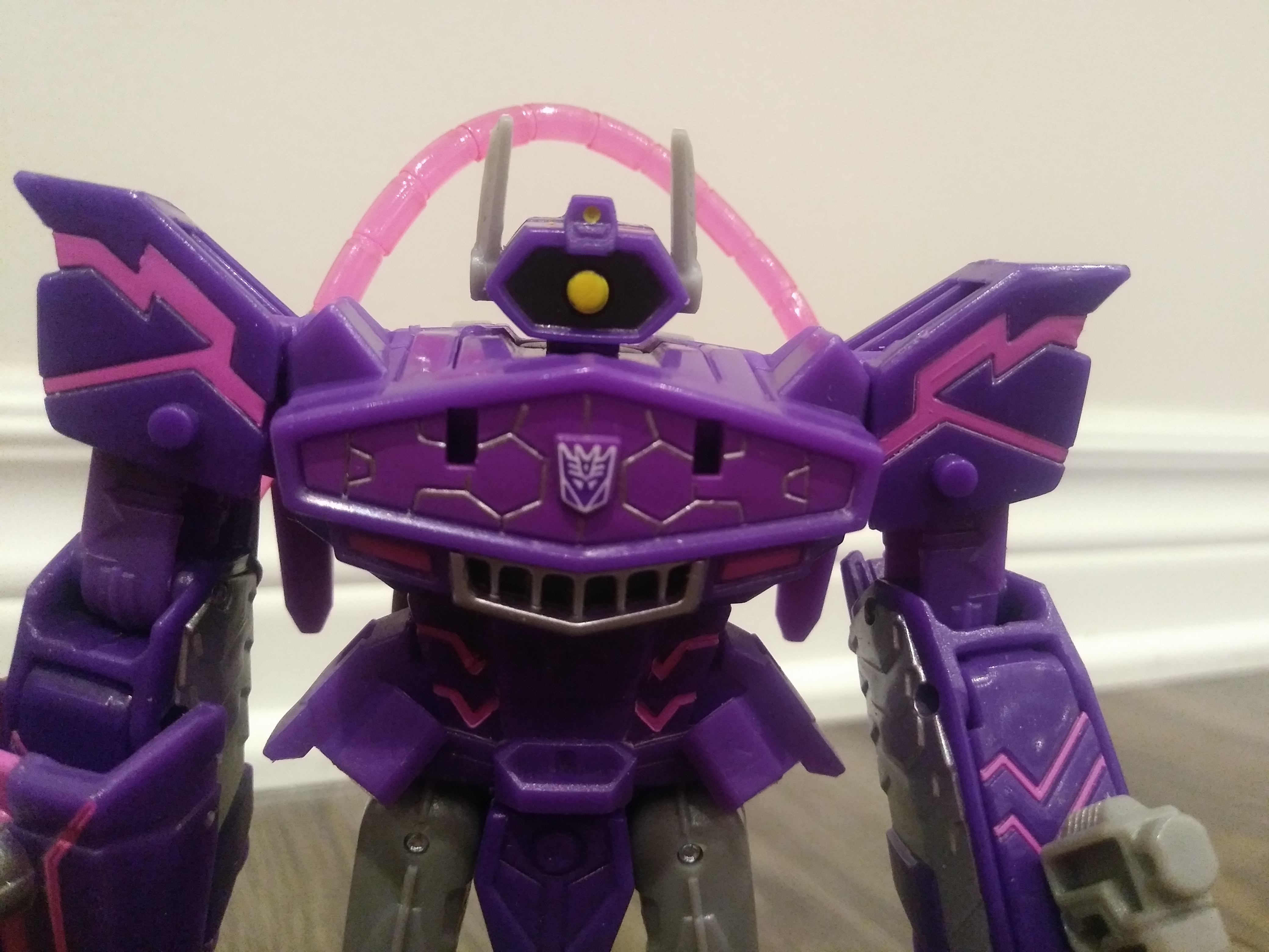 Pictorial Review for Deluxe Shockwave from Transformers Cyberverse