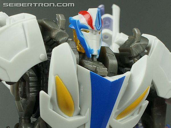 Seibertron.com's Transformers Prime Beast Hunters Galleries Continue: Deluxe Wave 2 Smokescreen, Ripclaw, Starscream, & Bulkhead