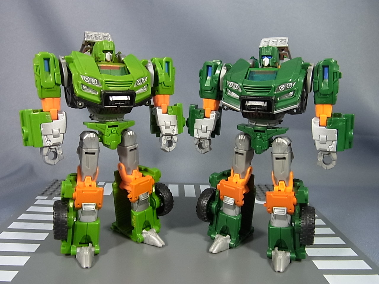 In-Hand Images: Takara Tomy Transformers Generations TG-26 Bumblebee Goldbug and TG-27 Trailbreaker & Hoist