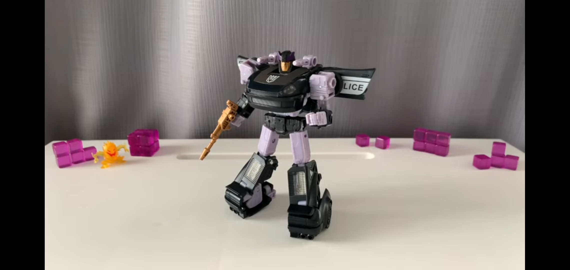 New Video Review of Transformers Earthrise Deluxe Class Barricade