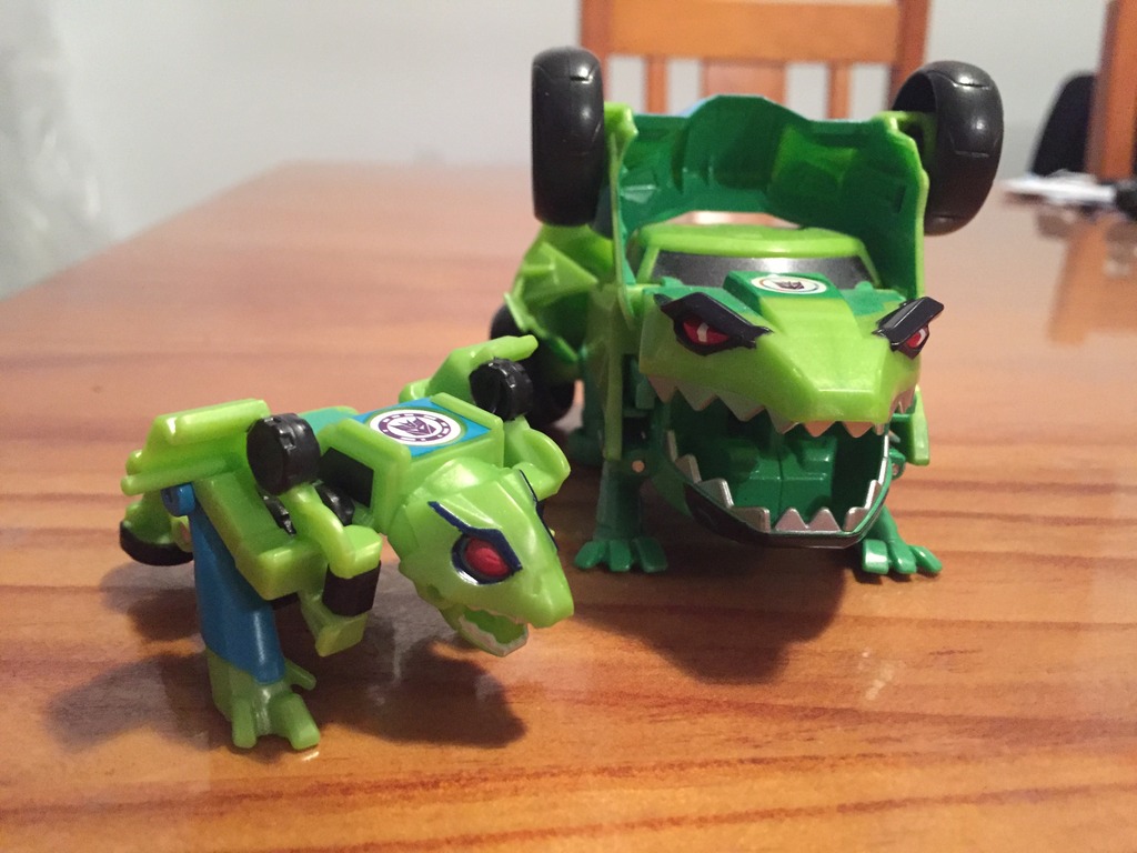 Pictorial Reviews of New Legion Starscream and Springload from Robots in Disguise