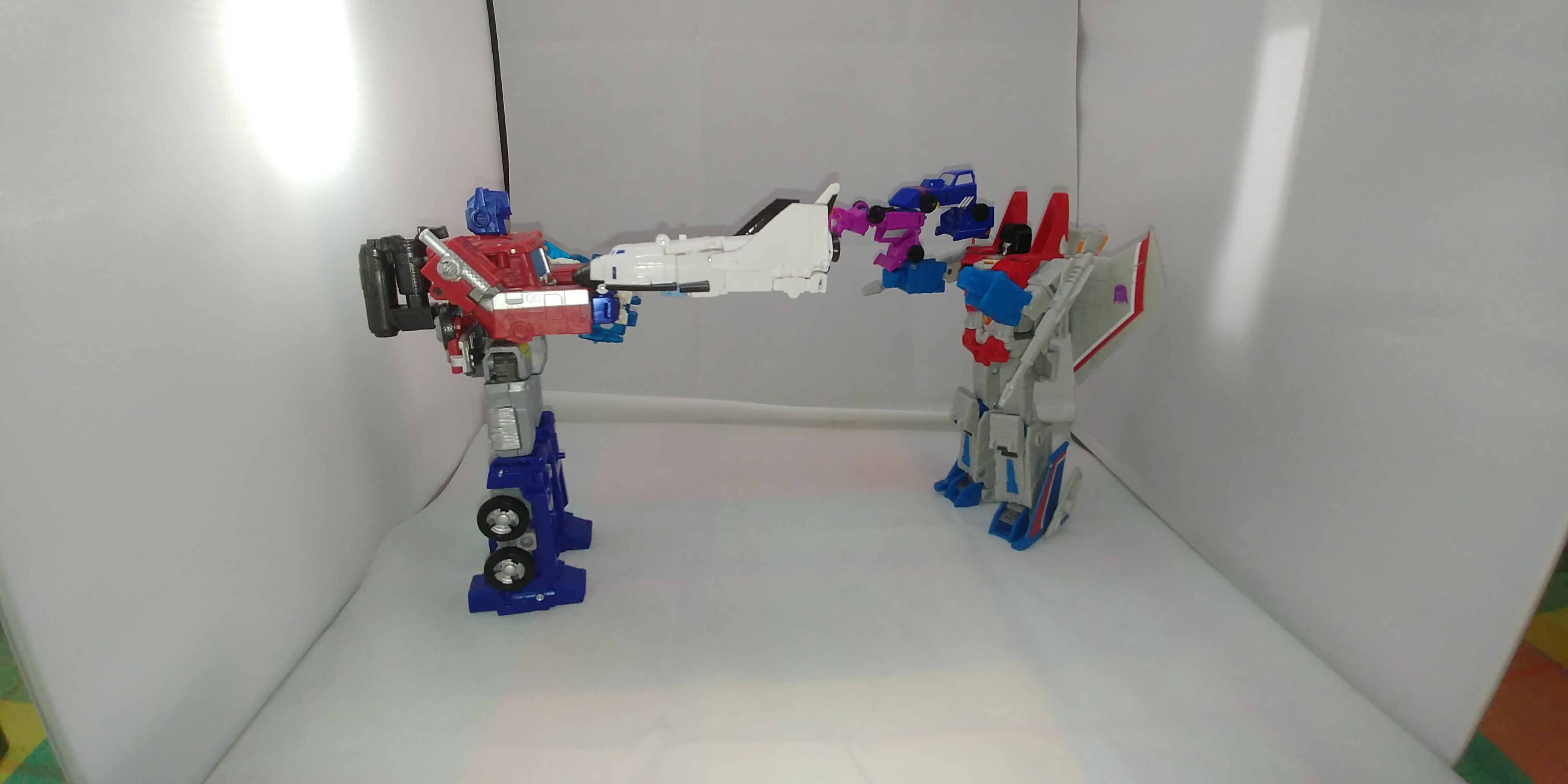 New English Video Review of Transformers Earthrise Race Track Patrol and Astro Squad Micromasters