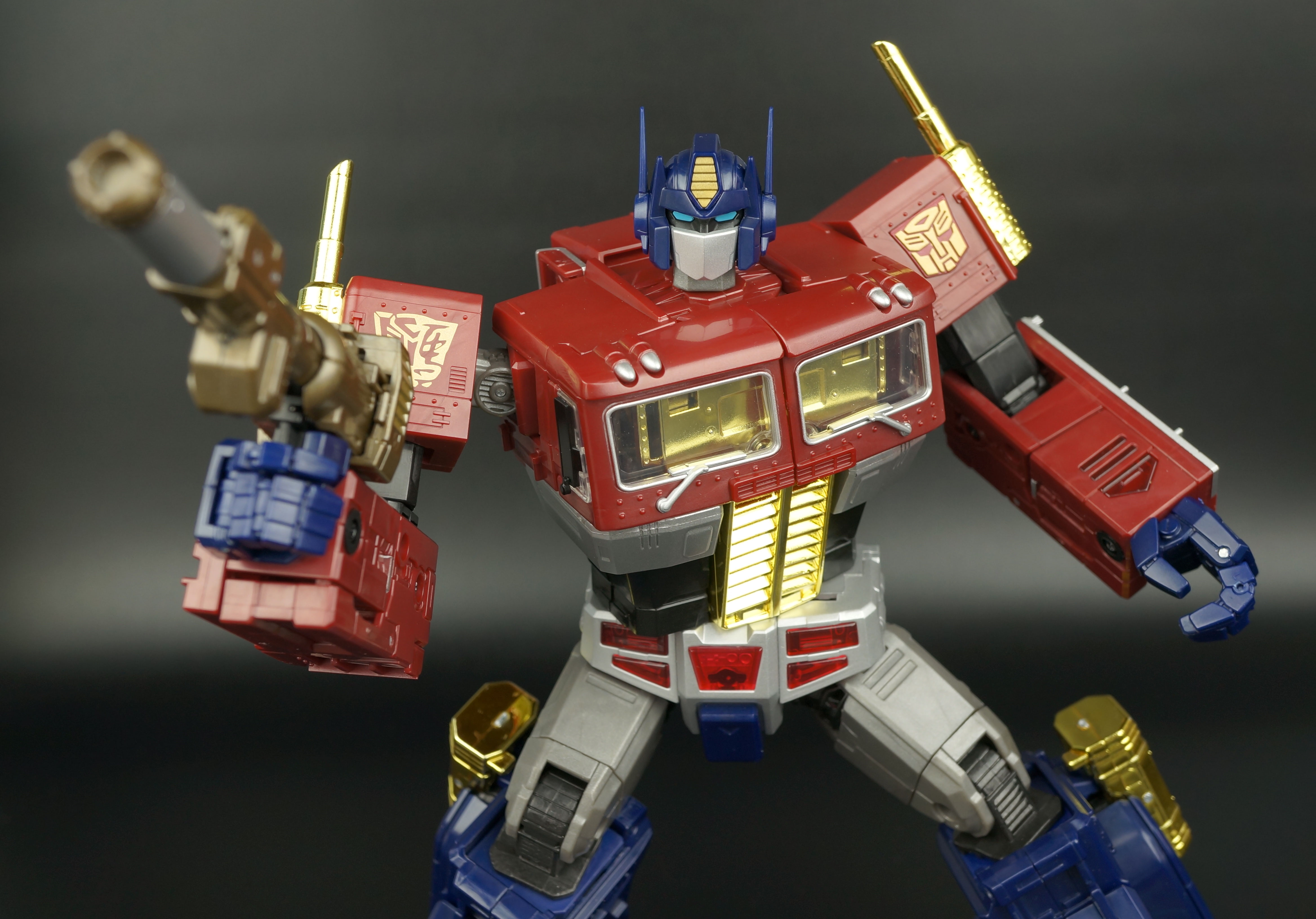 New Gallery: Platinum Edition Year of the Horse Masterpiece Optimus Prime