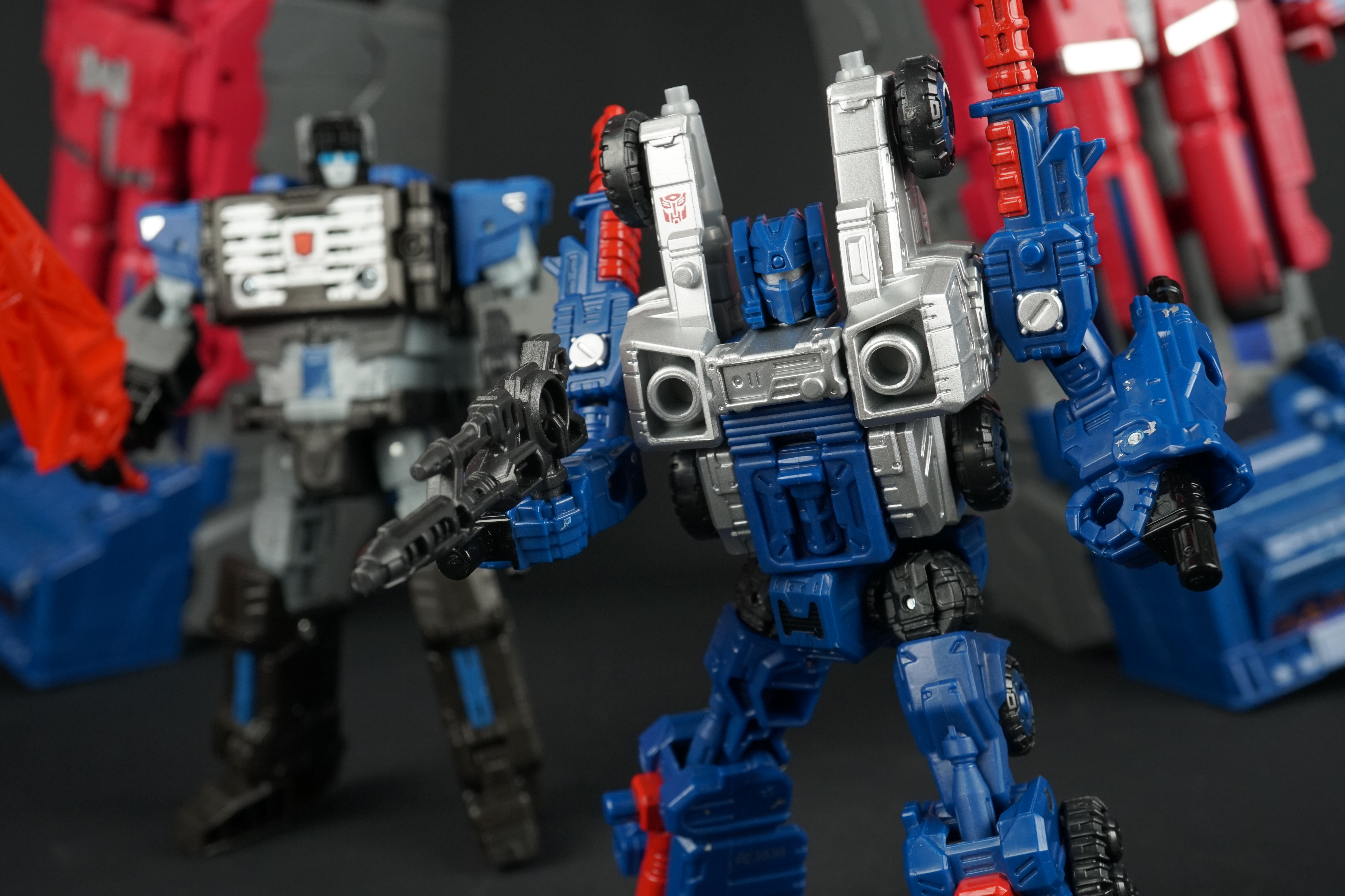 In-hand comparison pics of Deluxe Class from Transformers War for Cybertron SIEGE