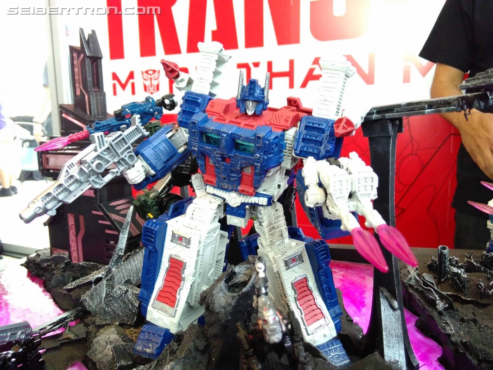 War for Cybertron: Siege Toys on Display at SDCC 2018 with Ultra Magnus, Hound, Ironhide and More #HasbroSDCC